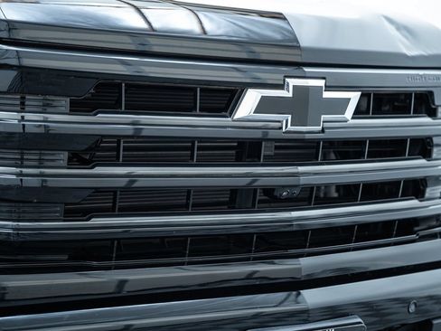 Used 2025 Chevrolet Silverado 1500 High Country w/ Midnight Edition AWD/4WD image 13