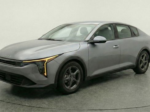 Used 2025 Kia K4 LXS image 3