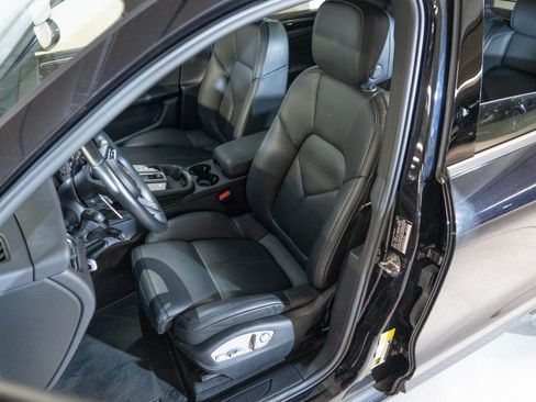 Certified 2023 Porsche Macan AWD/4WD image 5