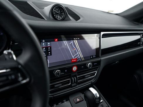 Certified 2026 Porsche Macan AWD/4WD image 16