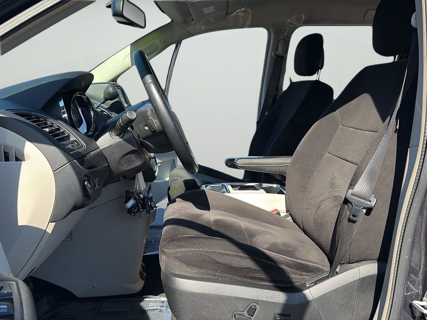Used 2013 Chrysler Town & Country Touring FWD image 11
