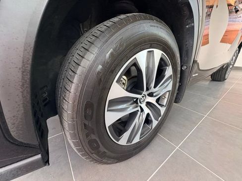 Used 2023 Toyota Highlander XLE AWD/4WD image 15