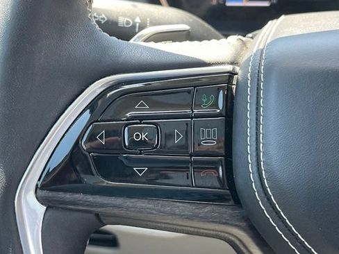 Used 2022 Jeep Grand Cherokee Overland w/ Luxury Tech Group IV AWD/4WD image 16