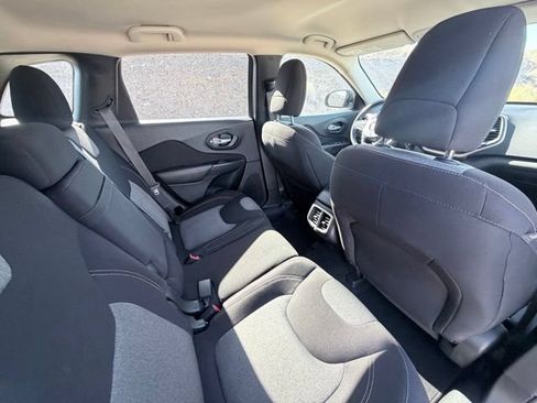 Used 2016 Jeep Cherokee Sport FWD image 25