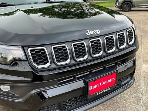 Used 2024 Jeep Compass Latitude AWD/4WD image 32