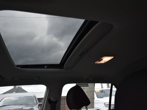 Used 2024 Hyundai Venue SEL image 18