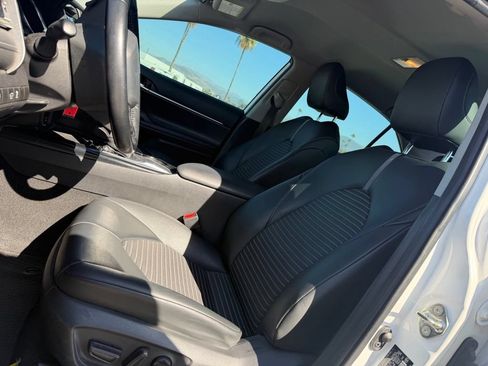 Used 2019 Toyota Camry SE w/ Carpet Mat Package FWD image 5