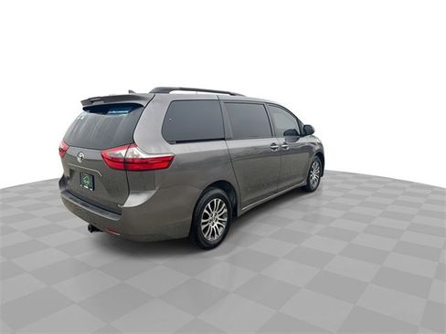 Used 2020 Toyota Sienna XLE image 8