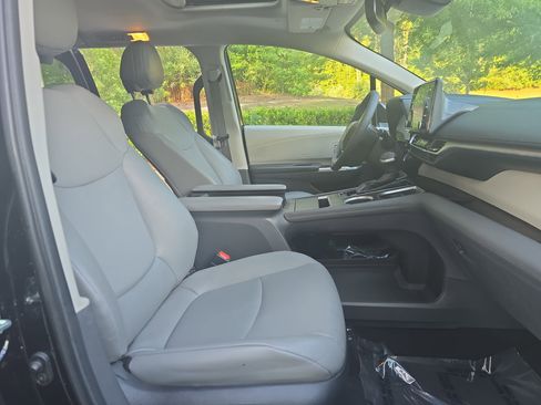 Used 2023 Toyota Sienna XLE FWD image 10