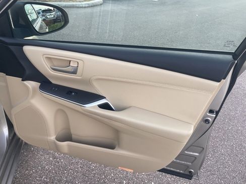 Used 2015 Toyota Camry XLE image 39