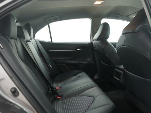 Used 2021 Toyota Camry SE w/ Cold Weather Package image 12