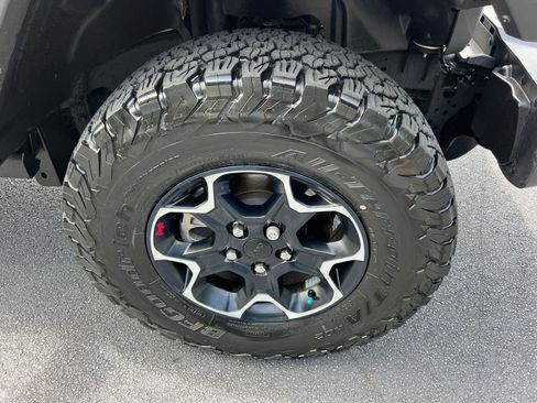 Used 2023 Jeep Wrangler Unlimited Rubicon w/ Cold Weather Group AWD/4WD image 13