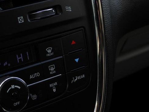 Used 2014 Chrysler Town & Country Touring-L image 43