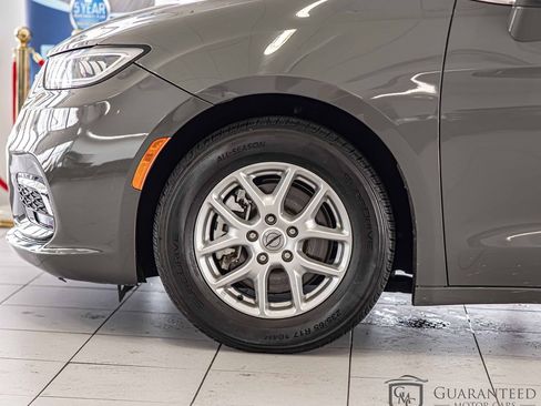 Used 2022 Chrysler Pacifica Touring-L image 10