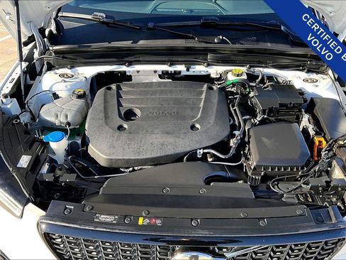 Used 2024 Volvo XC40 B5 Plus image 12