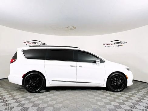 Used 2022 Chrysler Pacifica Limited image 9
