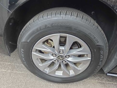 Used 2024 Toyota Sienna LE image 3