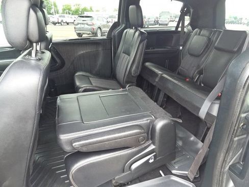 Used 2015 Chrysler Town & Country S FWD image 17