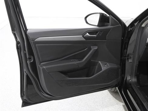 Used 2019 Volkswagen Jetta SE image 4