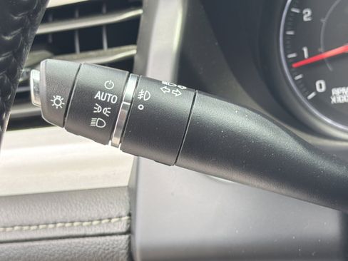 Used 2019 GMC Acadia SLT FWD image 25