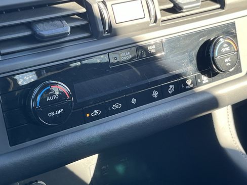 Used 2024 Nissan Pathfinder S image 28