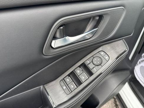 Certified 2025 Nissan Rogue SV image 21