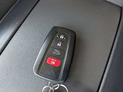 Used 2022 Toyota Highlander LE image 30