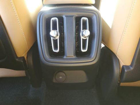 Used 2019 Volvo XC40 T5 Inscription image 13