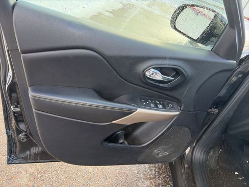 Used 2017 Jeep Cherokee Limited image 12