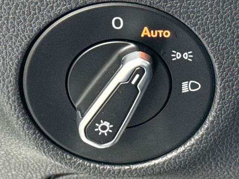 Certified 2025 Volkswagen Jetta SE w/ Sunroof Package image 27