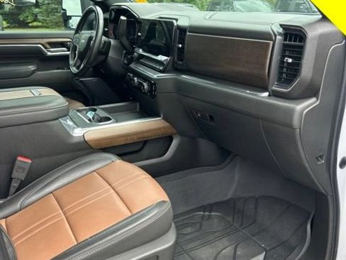 Used 2024 Chevrolet Silverado 2500 High Country w/ High Country Premium Package AWD/4WD image 6
