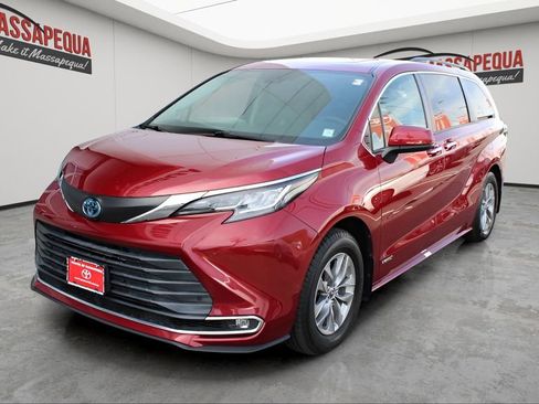 Used 2021 Toyota Sienna XLE w/ XLE Plus Package FWD image 1