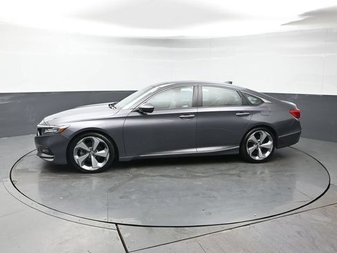 Used 2019 Honda Accord Touring image 2