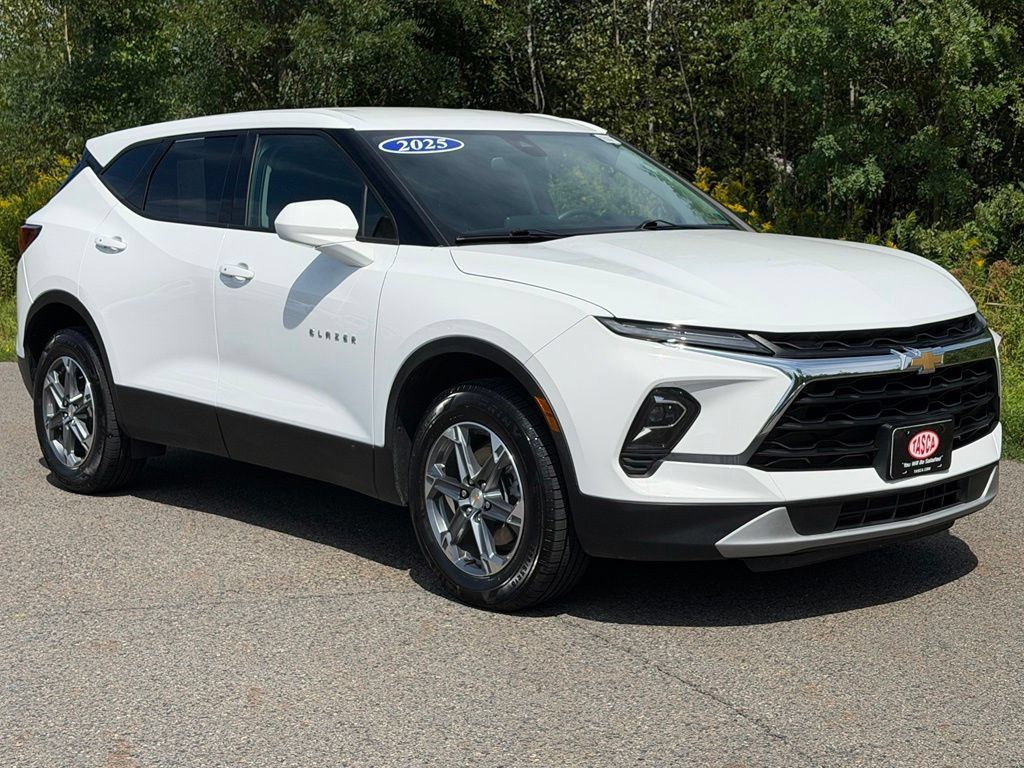 Used 2025 Chevrolet Blazer LT AWD/4WD image 1