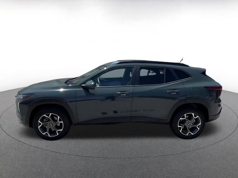 Used 2025 Chevrolet Trax LT FWD image 9
