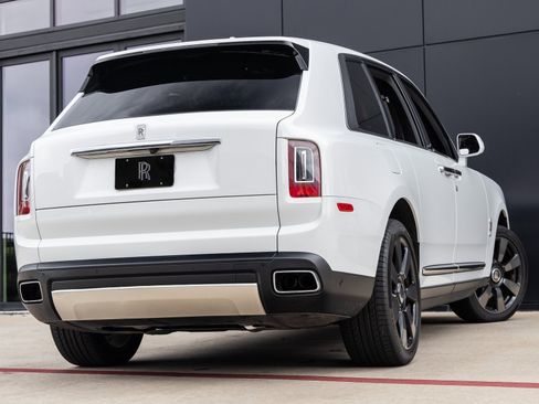 Certified 2022 Rolls-Royce Cullinan image 2