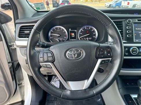 Used 2017 Toyota Highlander XLE image 16