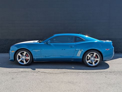 Used 2010 Chevrolet Camaro SS w/ White Stripe Package RWD image 8