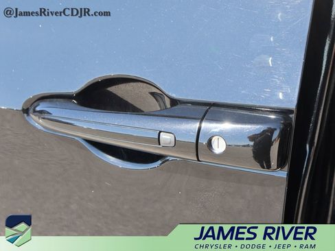 Used 2024 Chrysler Pacifica Touring-L image 19