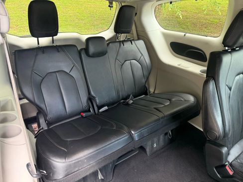 Used 2019 Chrysler Pacifica Touring-L image 21