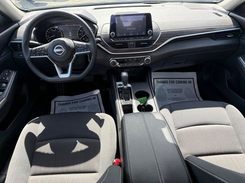 Used 2025 Nissan Altima 2.5 SV FWD image 14