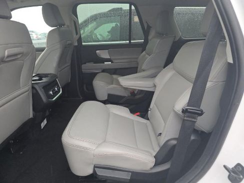 Used 2025 Ford Expedition Active AWD/4WD image 4