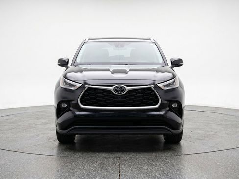 Used 2025 Toyota Highlander LE image 2