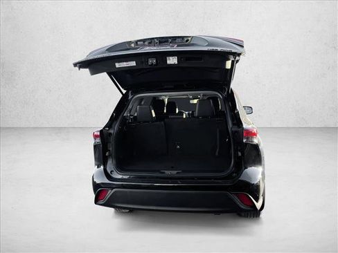 Used 2024 Toyota Highlander XLE image 7