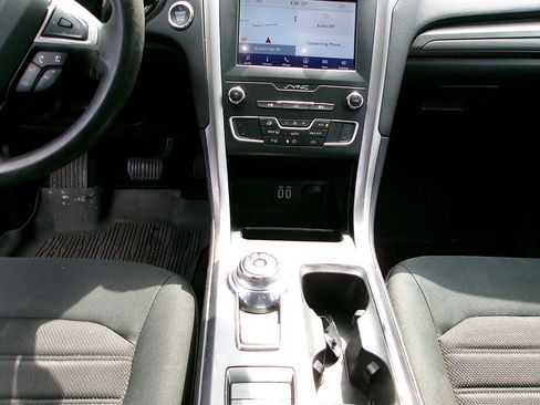 Used 2020 Ford Fusion SE FWD image 15