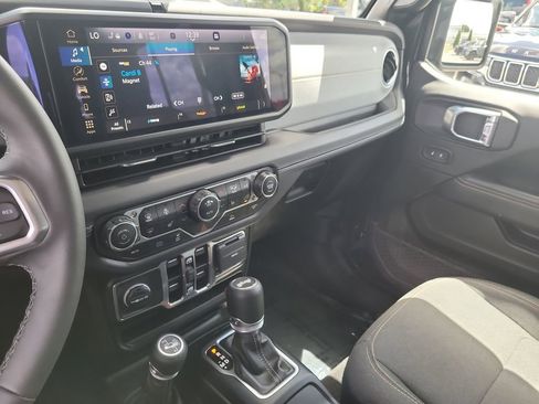 Used 2025 Jeep Wrangler Unlimited Sahara image 19