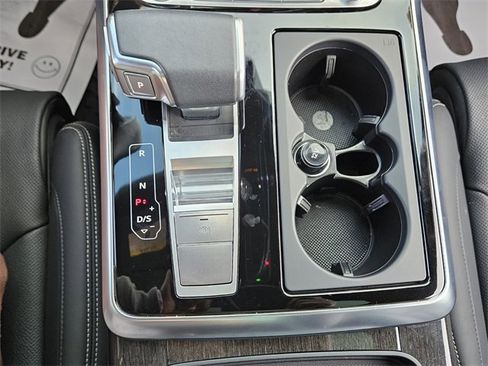 Used 2024 Audi Q8 Prestige w/ Prestige Package image 18