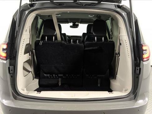Used 2023 Chrysler Pacifica Touring-L FWD image 17