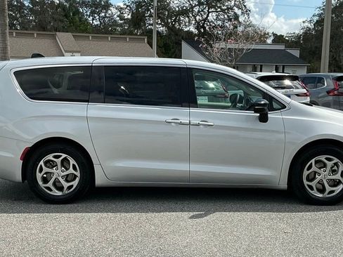 Used 2024 Chrysler Pacifica Limited image 8