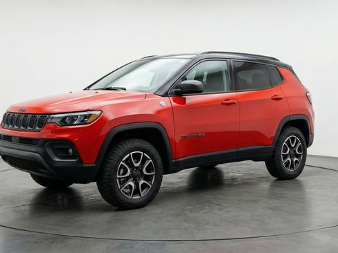 Used 2025 Jeep Compass Trailhawk AWD/4WD image 3